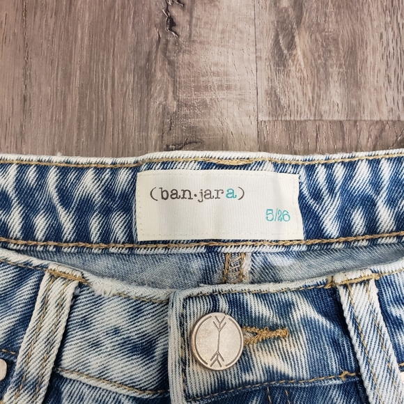 Ban.jara Women's 5 / 26 (28) High Rise Distressed Raw Hem Light Wash Jean Shorts - Picture 2 of 6